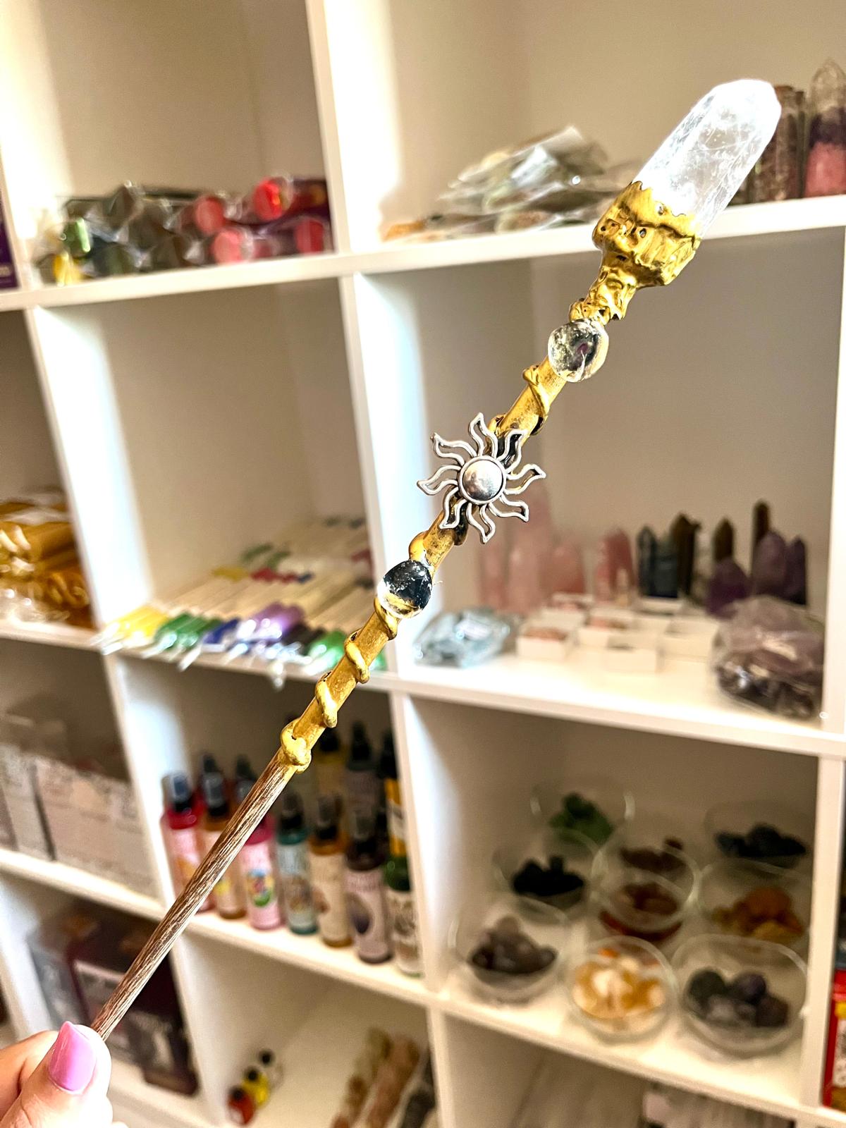 VARITA DEL PODER DE MADERA Y PUNTA DE CUARZO INCRUSTADO (DORADA)